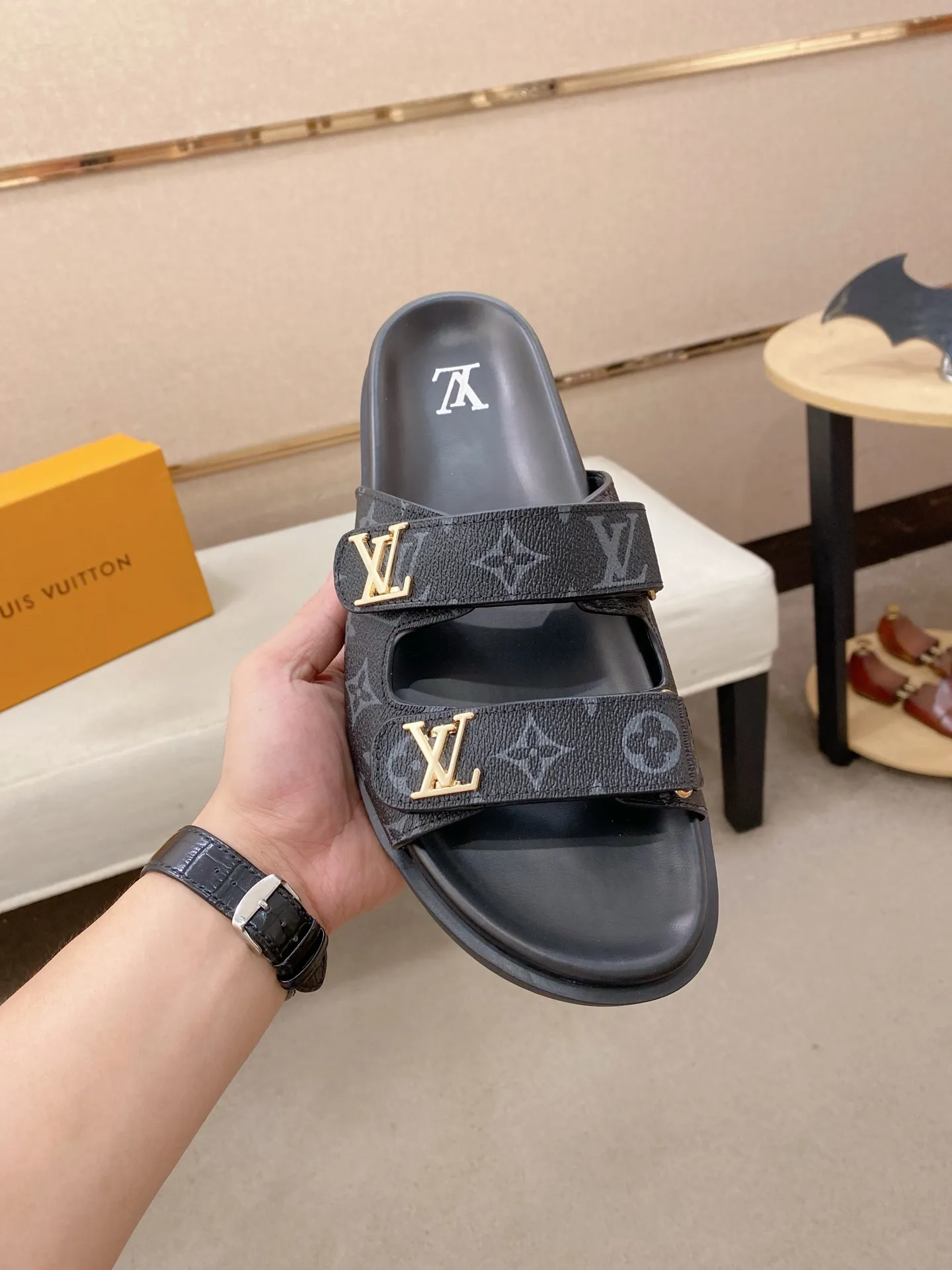 Men's shoes💰: 320💰Made by LV🔍Top purchasing agent, men's spring and summer slippers are available at the same counter. The uppers are made of cowhide imported from Italy, with logo graphics and high-quality craftsmanship. Soles: original soles specially provided by the original factory. Exclusive molded soles are super comfortable. Original goods with single order, 🔍🔍high quality, you can enter and exit the counter at will. Welcome to compare, code number 38-44. Can be customized45